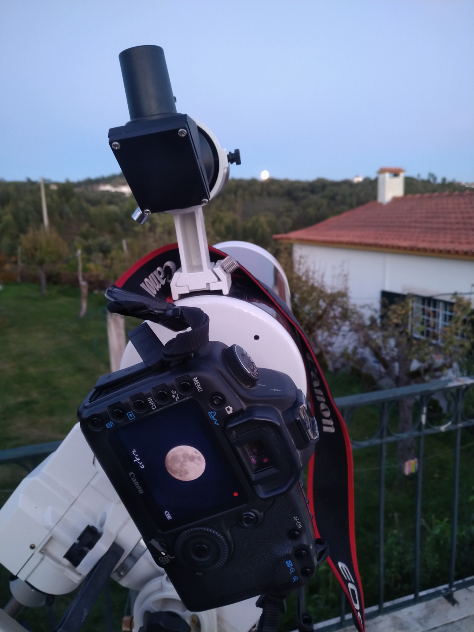 Puur plezier met de kleine maksutov 127 en Canon 5D mk2, de grote boze volle maan waar ik zo’n