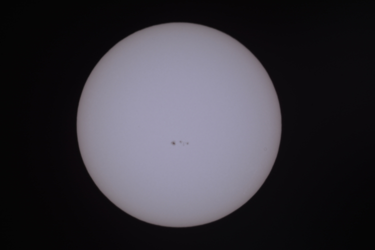 Nog even over de foto van de zon, ik ben het met Nicolàs eens dat hier sprake is van of uit focus o