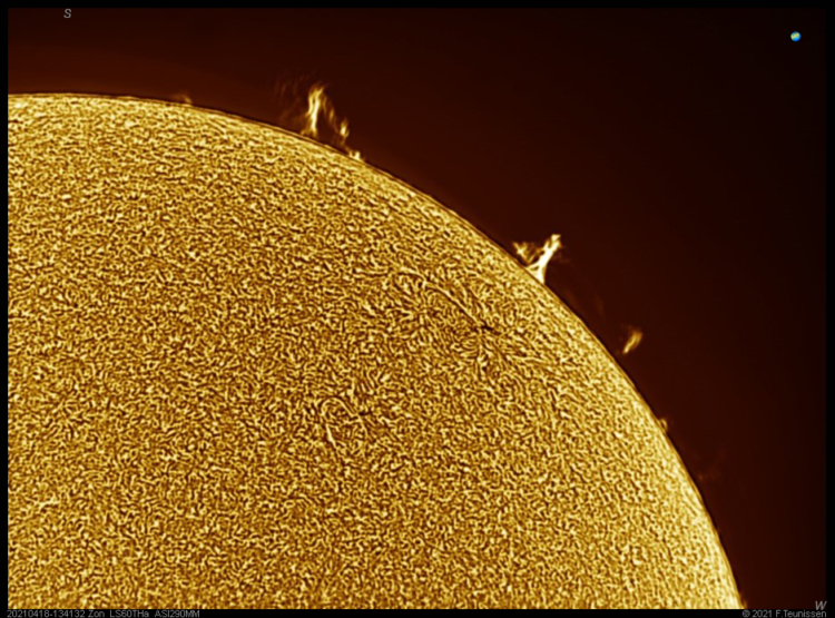 Zon in Hα, 18 april 2021 Bij een matige seeing de Zon in H-alpha opgenomen. Aan de zuid-westelijke
