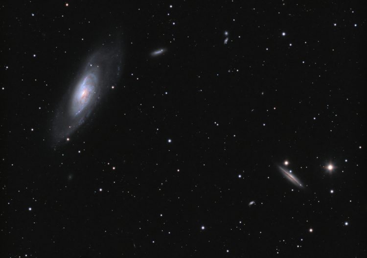 Afgelopen nacht was het weer eens helder en heb ik M106 (NGC4258) en omgeving maar eens op de korrel