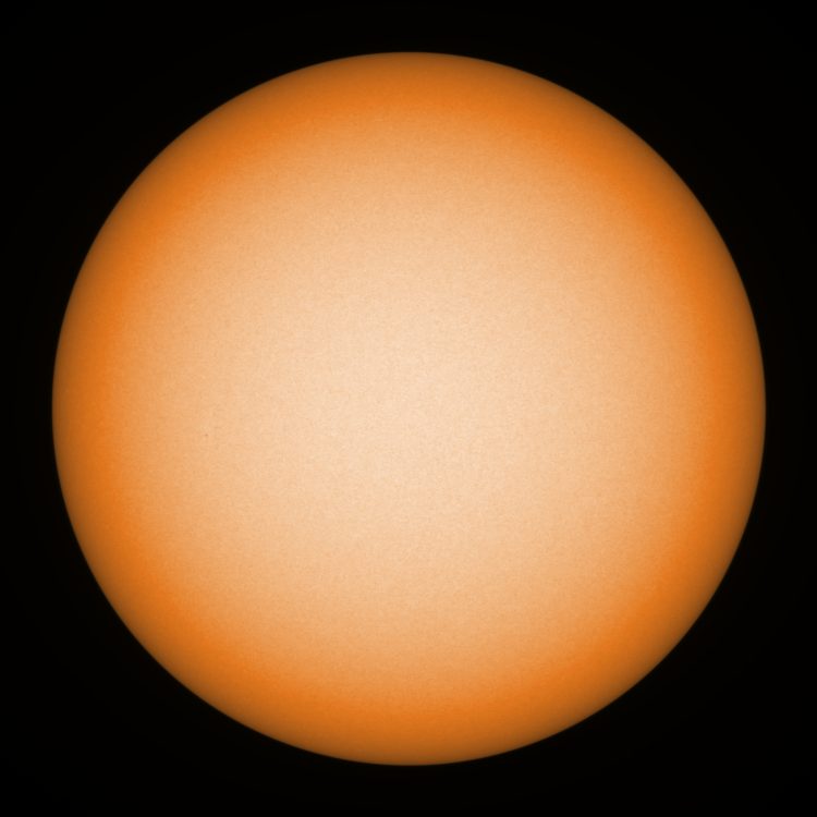 Hoewel er met de Galileo-telescoop geen zonnevlekken zichtbaar waren, waren er wel een paar kleine m