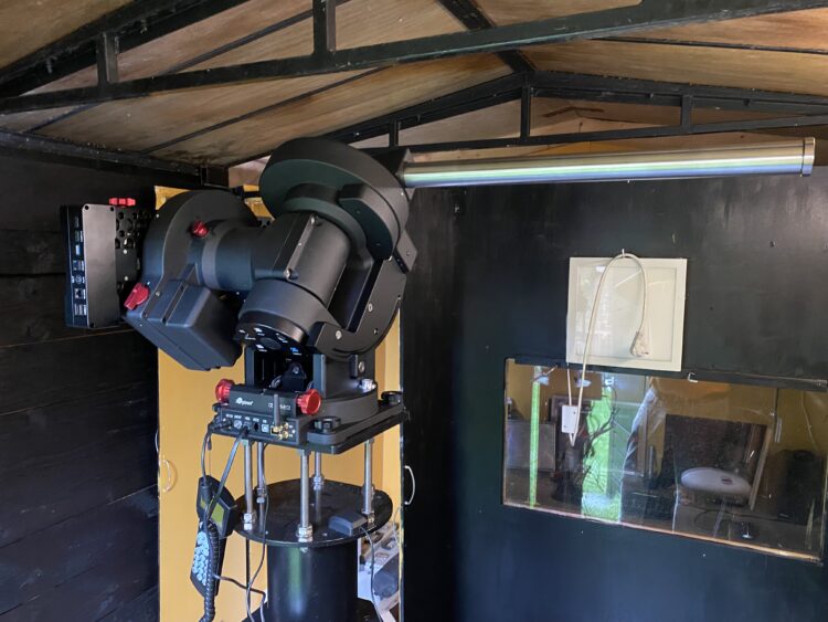 Hij is binnen en staat op de paal (dank Robtics en Nicolàs!). Nu de telescoop erop, alles netjes af