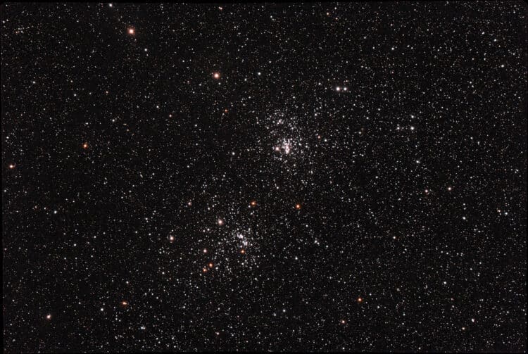 Een foto van de dubbele open sterrenhoop NGC 884 en 869 in het sterrenbeeld Perseus in de nacht van