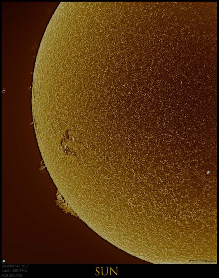 Zon in Hα, 24 oktober 2021 Opname van “onze” ster de Zon. Door de afstand van ca 150 miljoen ki