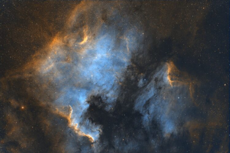 Een fraaie wide-field opname. Ik ben even zo vrij geweest om even wat te schuiven in PixInsight. Zo