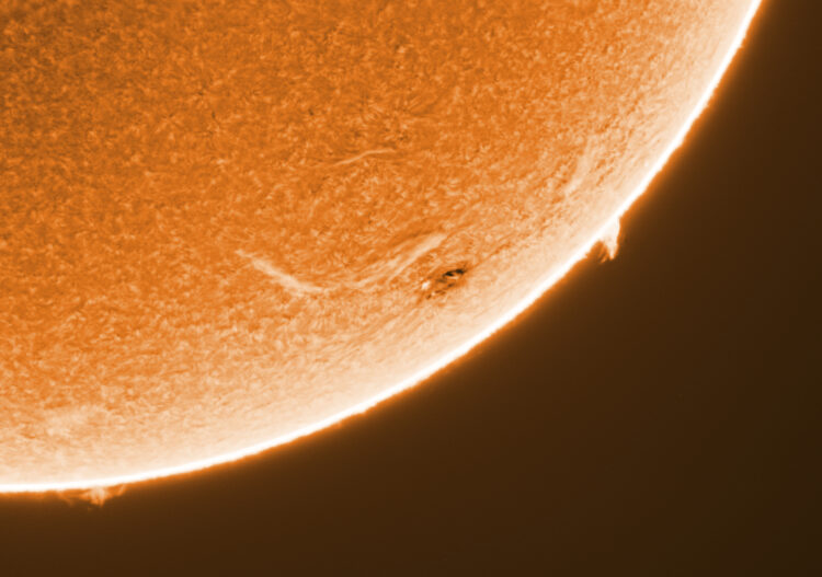 En dan nog een detailfoto van AR2992, genomen op 08:54UTC met de Lunt @f/28. NicolàsSun220417_0854U