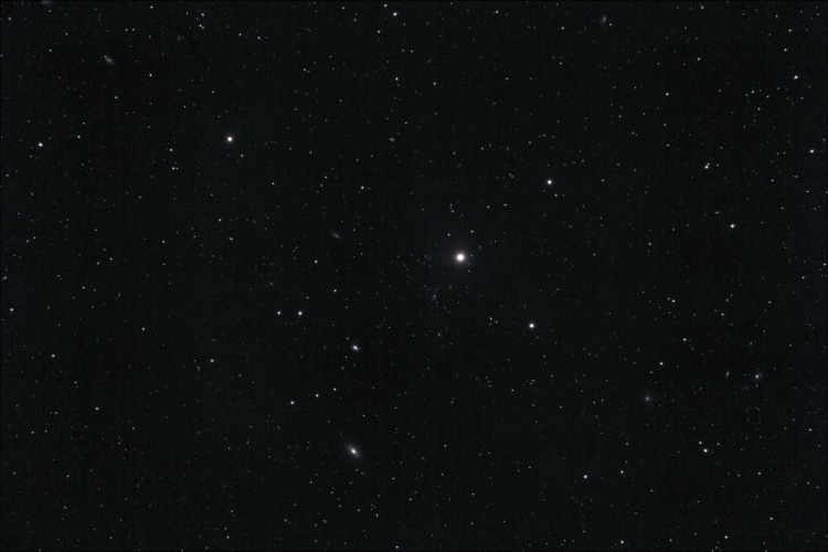Abell 1377 een sterrenstelselcluster in het sterrenbeeld Grote Beer. De afstand bedraagt ca 787 milj