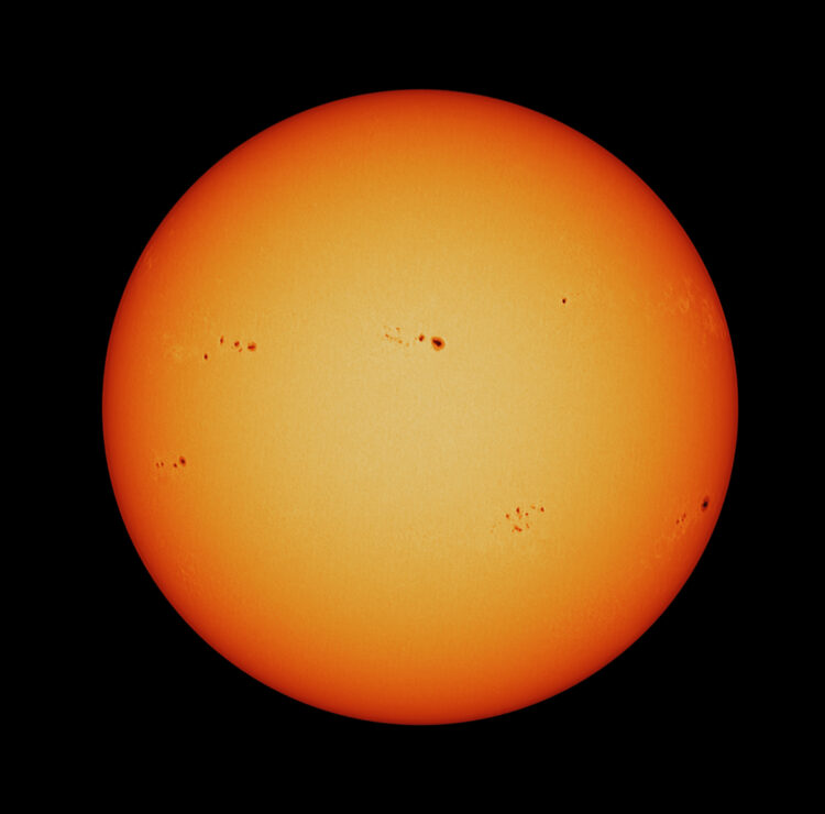 Gisteren, 17 juli 2022, weer een opname in wit licht gemaakt met de ASI174MM, nu zijn de vlekjes wel