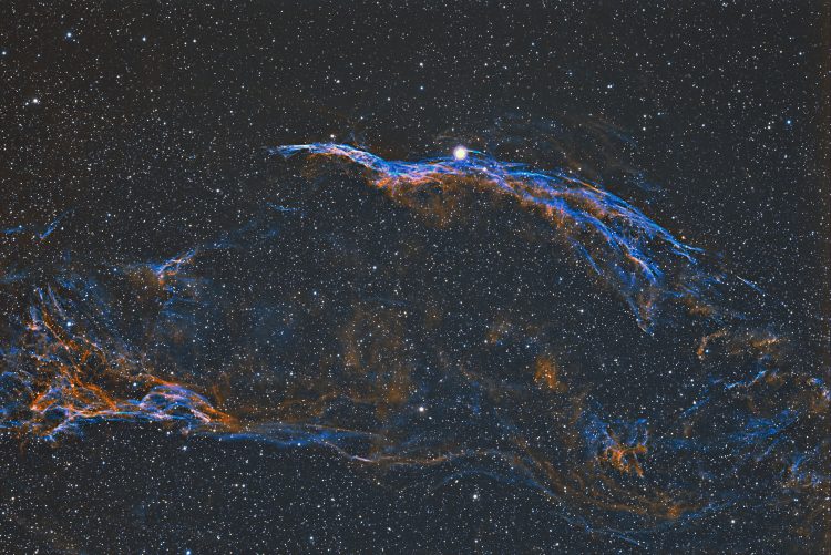 De Veil Nebula of sluiernevel in sterrenbeeld de zwaan is een ideaal object om small-band opname te