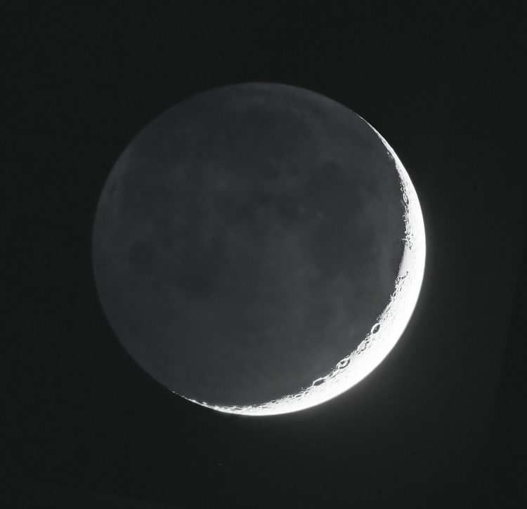 De maan blijft fascineren. Voor de een is het licht vervuiling en de ander vind het prachtig.Een vol